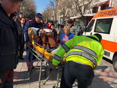 Жена се строполи на ул. „Александровска“ в Бургас, минути преди началото на протеста на медицинските сестри