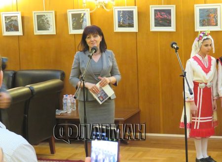 Хор „Нестинарче” огласи парламента, Караянчева обяви: Бургас дори и тук е в сърцата ни (снимка)