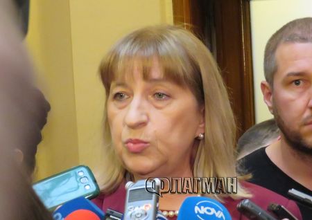 Цецка Цачева настоява да я разследват за корупция, отказва да коментира апартамента от „Артекс”