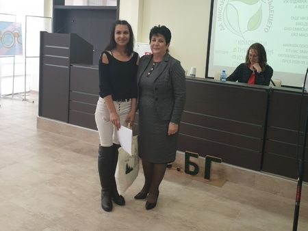 Директорът на РИОСВ Бургас награди ученичка в екологична конференция