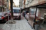 Във "Възраждане" наглеят: Паркират на тротоара не на един, а на два реда