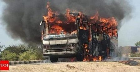 Автобус избухна в пламъци в Китай, загинаха 26 човека