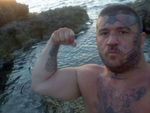 Гробарят от Биг Брадър се обезобрази, ужасни татуси покриват тялото му