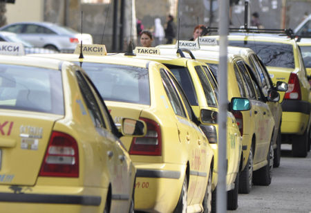 Таксиджии примамват в глухи улици копърки от "руския Убер" и ги наказват лошо