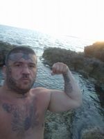 Гробарят от „Биг Брадър“ се обезобрази с ужасни татуси