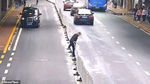 Ще се спукате от смях като видите какво направи този мъж на пътя