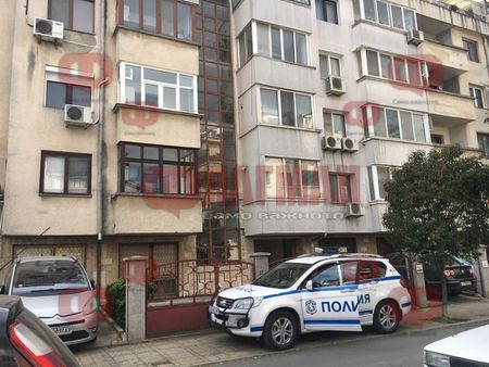 Извънредно! Униформени атакуваха сграда в бургаския ж.к. "Лазур", заговори се за смърт (ОБНОВЕНА)