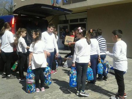 Ученици и полицаи от Бургас в съвместна инициатива, събраха дрехи за деца в нужда