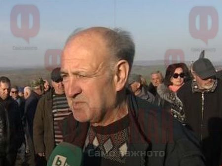 Абсурд: Мина гълта земеделски земи, собствениците им протестират