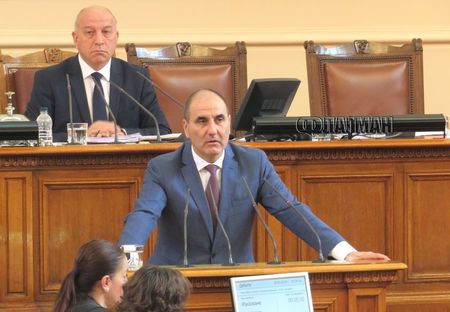 Цветанов в последен спор със Симеонов в парламента, лидерът на НФСБ притеснен от оставката му