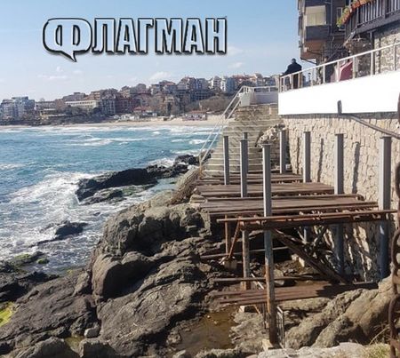 Само във Флагман! Ресторантьор строи незаконно на скалите край крепостната стена в Созопол