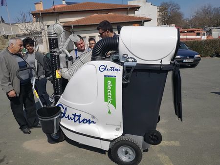 Иновативна вакуумна машина чисти улиците на Приморско