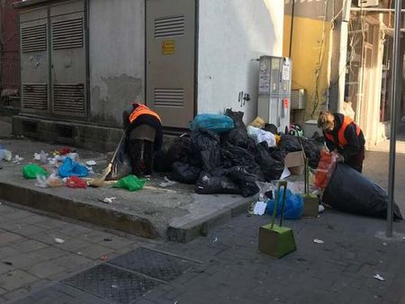 Това не е градското сметище, а улица в центъра на Бургас, но защо изглежда по този безобразен начин