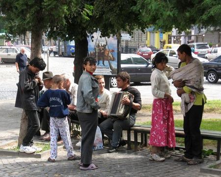 Изследване показа: Ромите най-масово търсят препитание навън, българите трудно се решават