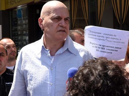 Слави Трифонов с кърваво писмо срещу президент на България