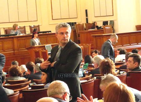 Четирима отказаха да заемат мястото на Цветанов в парламента, а наследникът му обяви: "Плашещо е"