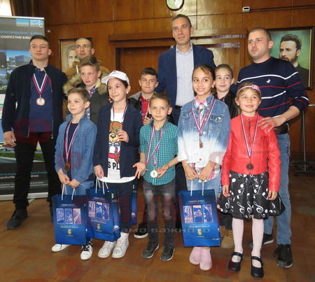 Кметът Димитър Николов награди медалистите от европейското по карате и джу джицу в Словения