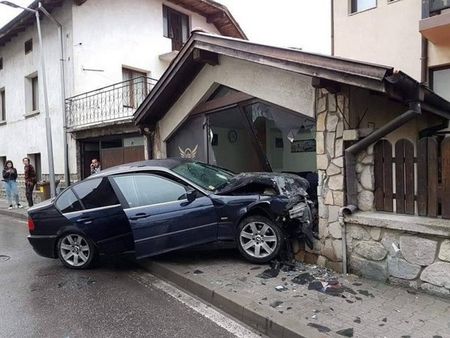 Син на бивш полицай заби БМВ-то си след зверска каскада в Банско