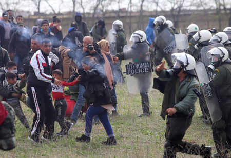 Извънредно! В Солун е страшно: Ордите бежанци пак напират да пробият полицейски кордон