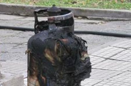 Взрив на газова бутилка вдига пожарникарите на крак
