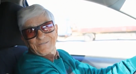 90-годишна баба, бивш рали състезател от Добрич, не слиза от колата си