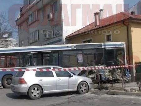 Двама души остават в болница след катастрофата с автобус във Варна