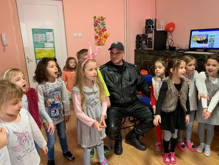 Малчуганите от ДГ "Звездичка" посрещнаха като герой "Пътен полицай за 2018"