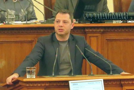 Парламентът гласува кротко втората оставка на Делян Добрев - този път не получи мощна защита от колегите си