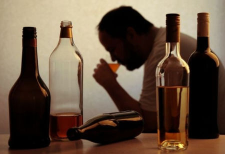 Учени обясниха каква е разликата между алкохолиците и пияниците