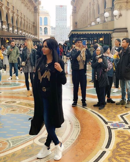 Мис Силикон на меден месец в Италия, пръска хилядарки в бутиците на Милано