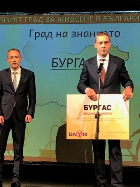 Бургас с награда за "Град на знанието", кметът Димитър Николов получи приза за визионерските политики в образованието