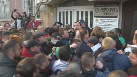 Напрежение на протеста заради циганската вендета в магазин в Габрово