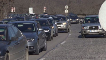 Тежък трафик по АМ "Хемус" заради катастрофа