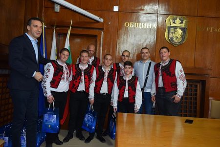 Кметът награди ученици от СУ„ Добри Чинтулов", завоювали отличия на фолклорен конкурс