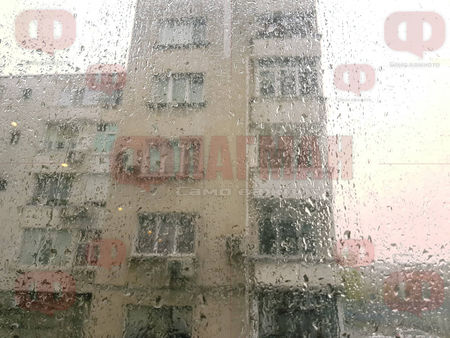Времето в Бургас днес: Дъжд и възможност за буря, температурите стигат до едва 15°C