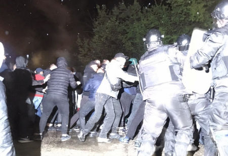 Извънредно: Сблъсъци заради циганите в Габрово! Лее се кръв