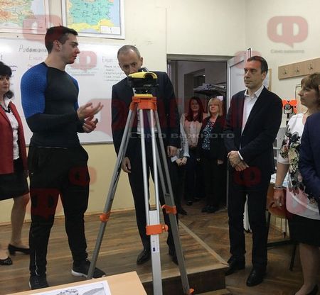 Красимир Вълчев похвали Бургас, откри с Димитър Николов новите кабинети и спортни площадки на Строителния