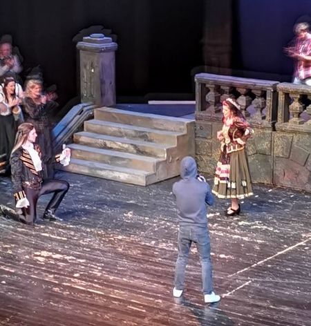 Романтиката е жива! Баритонът на бургаската опера предложи брак на любимата си по време на спектакъла "Дон Жуан"