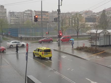 Времето в Бургас – дъждовно и студено, не очаквайте чудеса