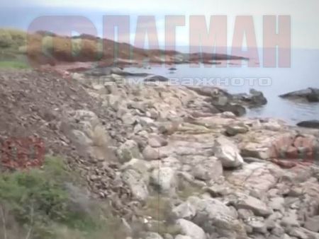 Проверяват кой засипа скалите край Черноморец с камъни и пръст