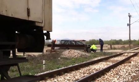Кола се блъсна в бързия влак София - Бургас