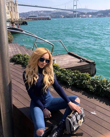 Нора Недкова отново в Турция! Плеймейтката яко смуче парите на женения турчин