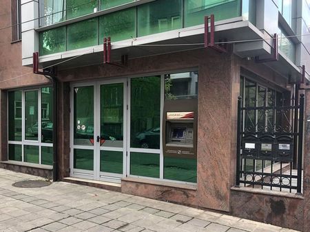 Синдици продават офис на КТБ в супер центъра на Бургас. Мирише на далавера!