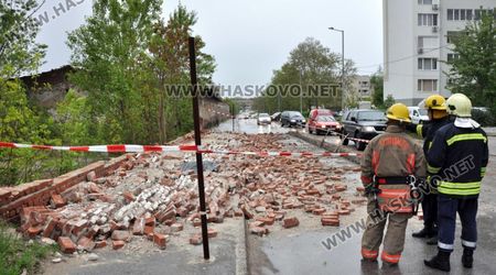 Ограда на военно поделение рухна в Хасково, пешеходец загина