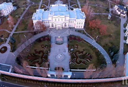 Завардиха имението на Порошенко, страхуват се от масово нападение