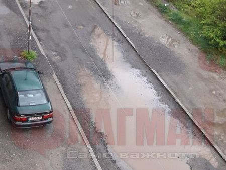 Улица в центъра на Ямбол прилича на река