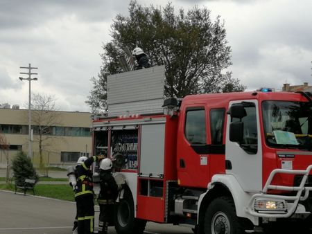 Пожар избухна в училище в Пловдив, пламъците тръгнали от повреден климатик