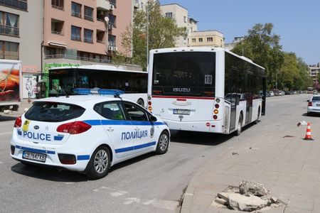 Автобус блъсна пешеходец в Пловдив, човекът е в тежко състояние!