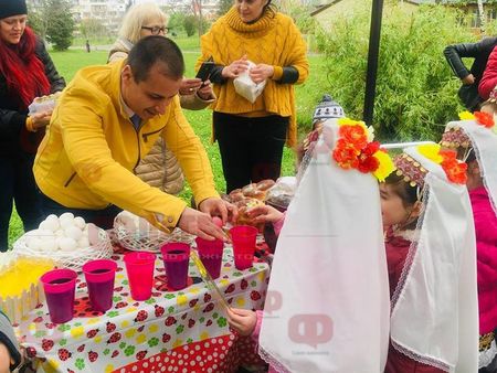 Живко Табаков и бургазлии боядисваха яйца на Велики четвъртък в парк "Велека"