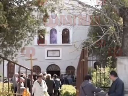 Доброволци от Ямбол продават банички, за да спасят най-старата църква в града